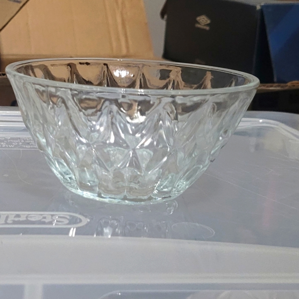Medium Serving Bowl with Sharp Accents